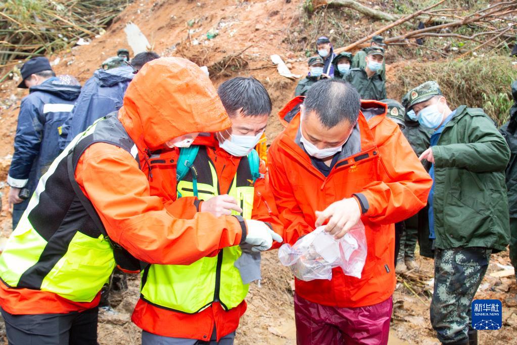 黑匣子颜色_客机上的黑匣子是什么颜色_黑匣子颜色